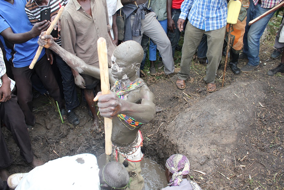Khabeli gets smeared by mud at the Black mud swamp